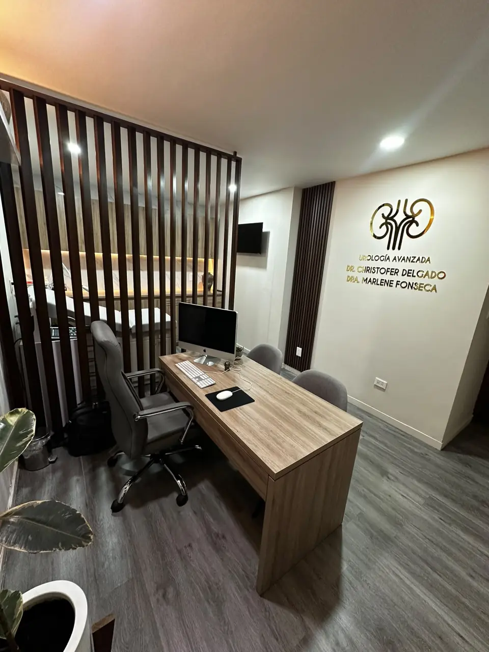 Escritorio del consultorio con el letrero Urología Avanzada